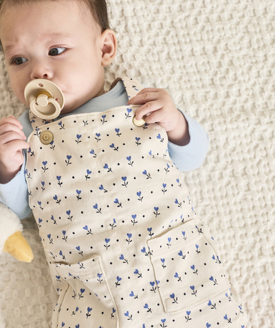 CategoryModel (8824896848014@10)  - robe salopette bébé fille en fibres recyclées écru avec petites fleurs bleu