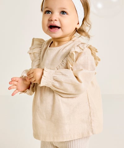 CategoryModel (8821752332430@1014)  - Baby meisjeshemd met lange mouwen in zacht beige met ruches op de kraag