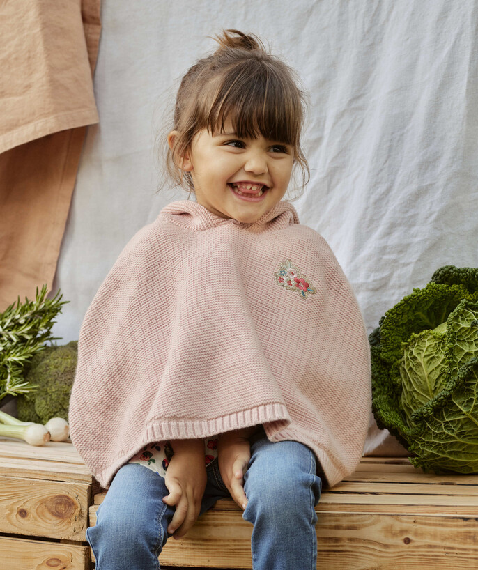   - LE PONCHO ROSE EN TRICOT AVEC CAPUCHE