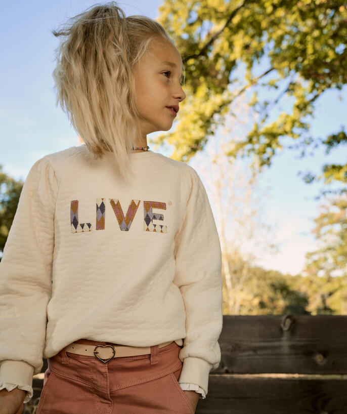   - LE SWEAT ÉCRU MATELASSÉ AVEC MESSAGE COLORÉ ET BRODÉ