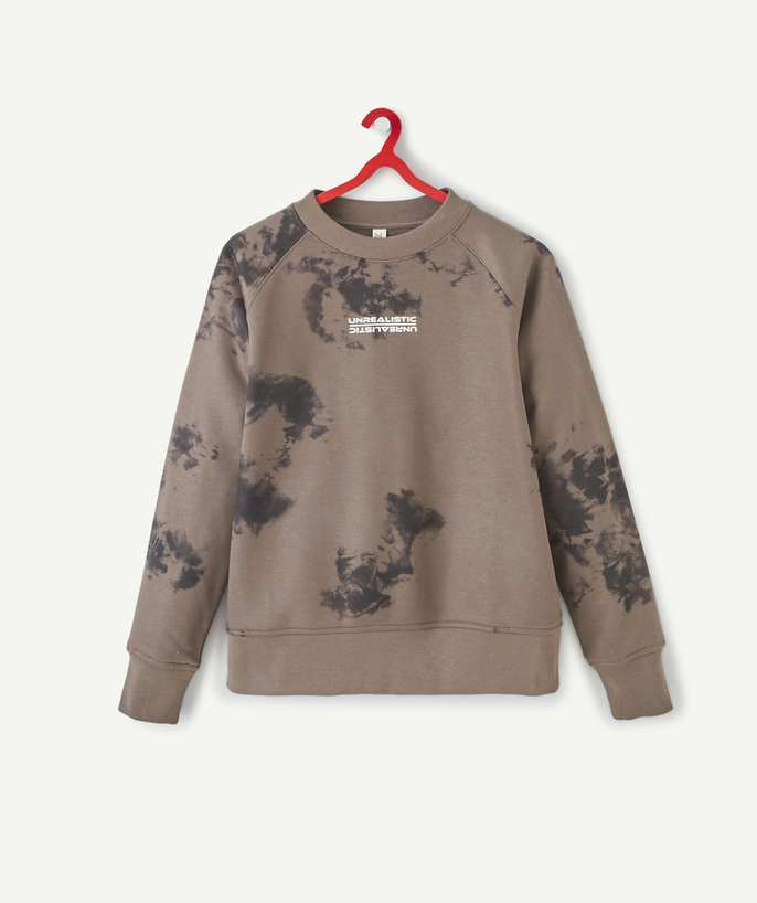   - KAKI SWEATER MET IMPRESSIES VAN VLEKKEN EN EEN BOODSCHAP