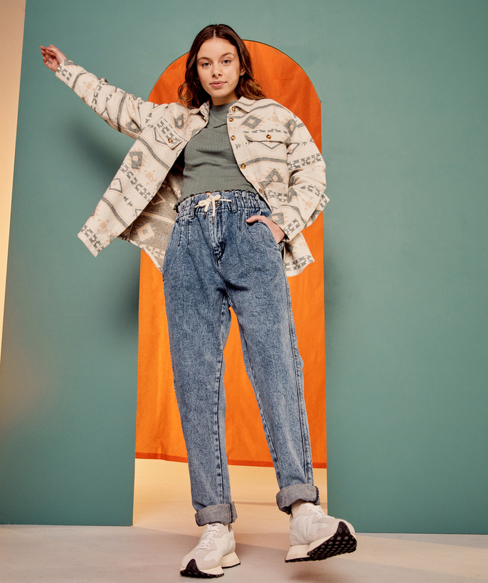   - BLAUWE, LESS WATER MOM-JEANS MET VERWASSEN EFFECT