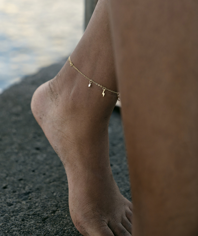   - LE BRACELET COULEUR DORÉE AVEC BIJOUX