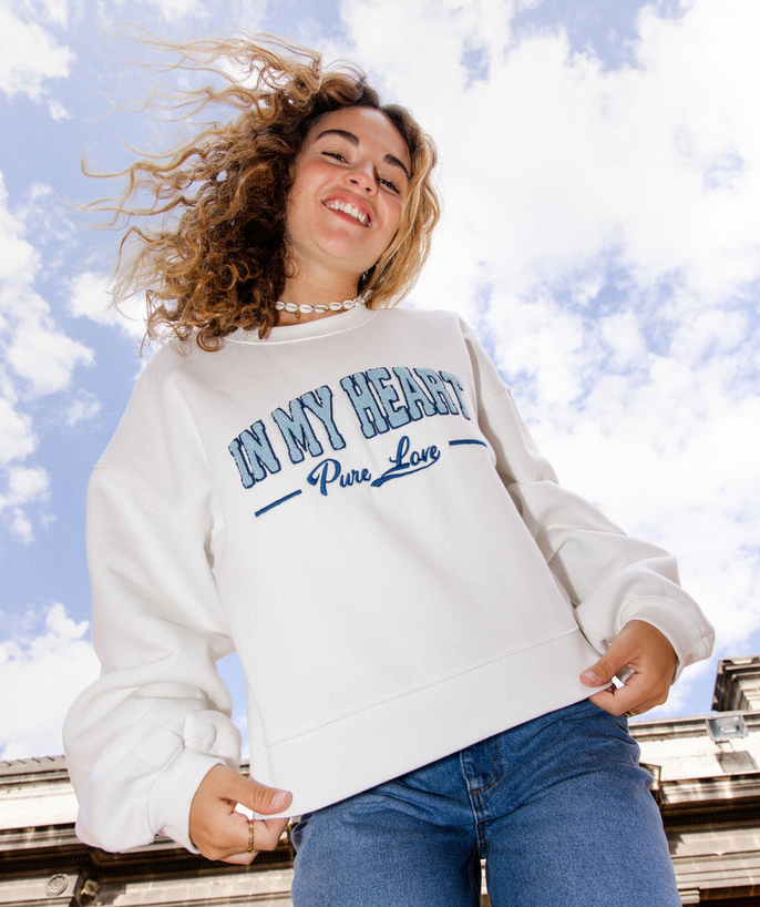   - MANON PASQUIER x TAO - LE SWEAT BLANC AVEC MESSAGE EN BOUCLETTES