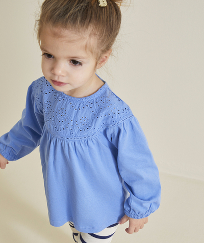 CategoryModel (8821752627342@3686)  - BLAUW T-SHIRT VOOR BABYMEISJES IN BIOLOGISCH KATOEN EN BRODERIE ANGLAISE